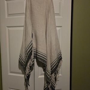 Uniqlo Elegant Cream and Gray Throw Blanket